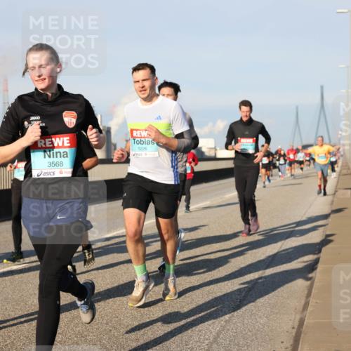 03.10.2025 - Köhlbrandbrückenlauf Lena Gebhardt http://msf.ph/oto/9119874 03.10.2025 09:45:45 Position 2 3264, 3568, 1226 meine-sportfotos.de