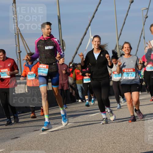 03.10.2025 - Köhlbrandbrückenlauf Strokosch-Dieckow http://msf.ph/oto/9120342 03.10.2025 09:55:03 Position 2 3004, 3003, 2350, 2969, 2978, 2977 meine-sportfotos.de