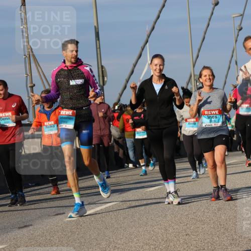 03.10.2025 - Köhlbrandbrückenlauf Strokosch-Dieckow http://msf.ph/oto/9120345 03.10.2025 09:55:03 Position 2 3003, 3004, 2350, 2969, 2978, 2977 meine-sportfotos.de