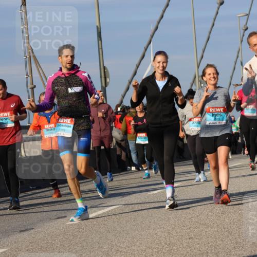 03.10.2025 - Köhlbrandbrückenlauf Strokosch-Dieckow http://msf.ph/oto/9120351 03.10.2025 09:55:03 Position 2 14, 3003, 2969, 2350, 2978, 2456, 2977 meine-sportfotos.de