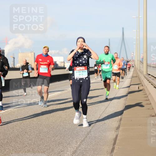 03.10.2025 - Köhlbrandbrückenlauf Lena Gebhardt http://msf.ph/oto/9124481 03.10.2025 09:45:54 Position 2 1284, 2979 meine-sportfotos.de