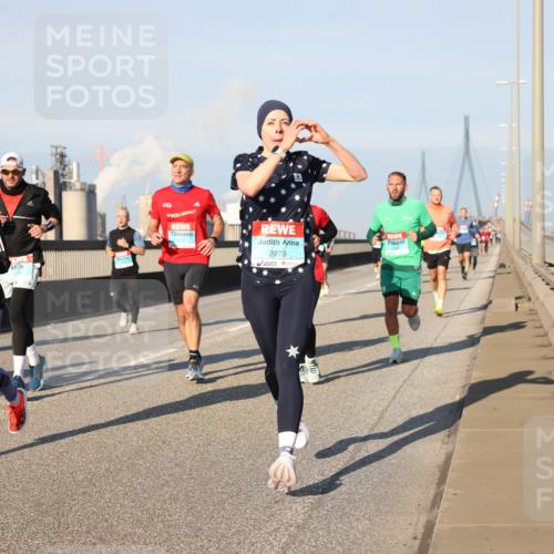 03.10.2025 - Köhlbrandbrückenlauf Lena Gebhardt http://msf.ph/oto/9124494 03.10.2025 09:45:54 Position 2 1284, 2979 meine-sportfotos.de