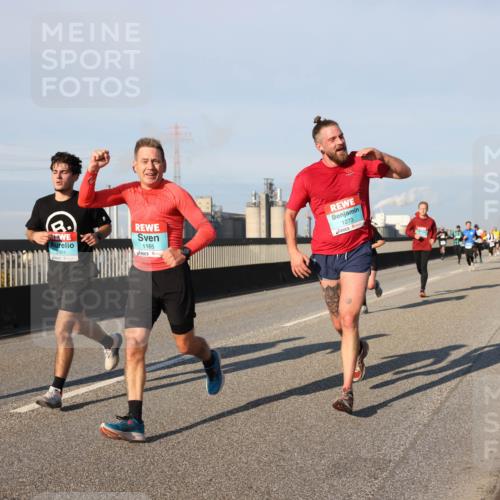 03.10.2025 - Köhlbrandbrückenlauf Lena Gebhardt http://msf.ph/oto/9126334 03.10.2025 09:46:17 Position 2 1474, 2901, 1165, 1273 meine-sportfotos.de