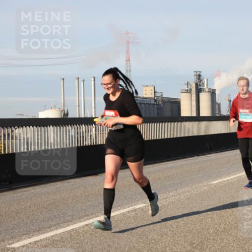 03.10.2025 - Köhlbrandbrückenlauf Lena Gebhardt http://msf.ph/oto/9126369 03.10.2025 09:46:19 Position 2 1225 meine-sportfotos.de