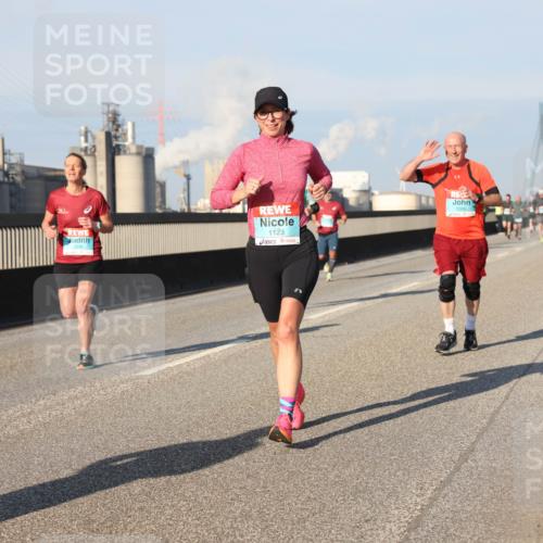 03.10.2025 - Köhlbrandbrückenlauf Lena Gebhardt http://msf.ph/oto/9126840 03.10.2025 09:46:40 Position 2 1123 meine-sportfotos.de