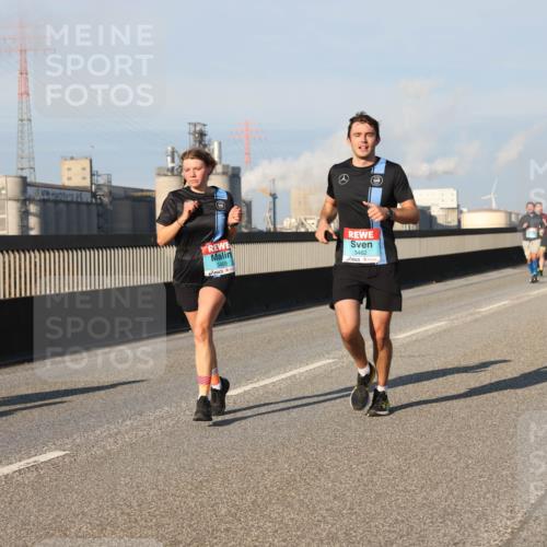 03.10.2025 - Köhlbrandbrückenlauf Lena Gebhardt http://msf.ph/oto/9127423 03.10.2025 09:47:14 Position 2 3465, 3462 meine-sportfotos.de