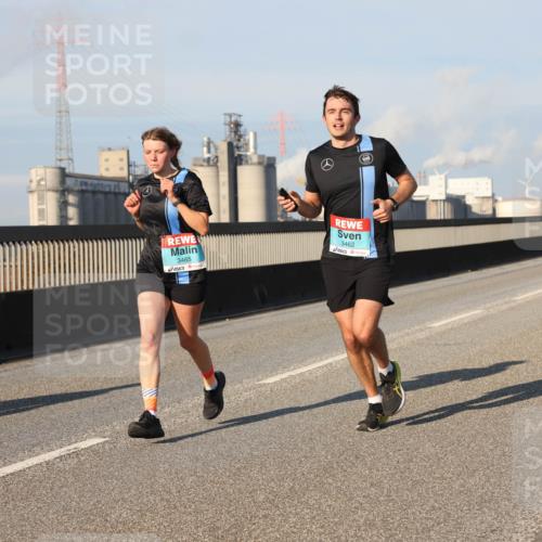 03.10.2025 - Köhlbrandbrückenlauf Lena Gebhardt http://msf.ph/oto/9127425 03.10.2025 09:47:14 Position 2 3465, 3462 meine-sportfotos.de