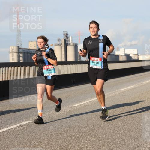 03.10.2025 - Köhlbrandbrückenlauf Lena Gebhardt http://msf.ph/oto/9127429 03.10.2025 09:47:14 Position 2 3465, 3462 meine-sportfotos.de