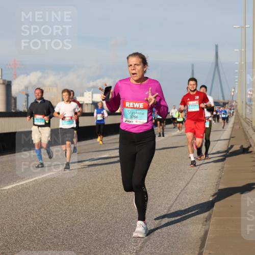 03.10.2025 - Köhlbrandbrückenlauf Lena Gebhardt http://msf.ph/oto/9127455 03.10.2025 09:47:19 Position 2 3766, 19 meine-sportfotos.de