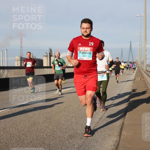 03.10.2025 - Köhlbrandbrückenlauf Lena Gebhardt http://msf.ph/oto/9127511 03.10.2025 09:47:22 Position 2 19, 3521 meine-sportfotos.de