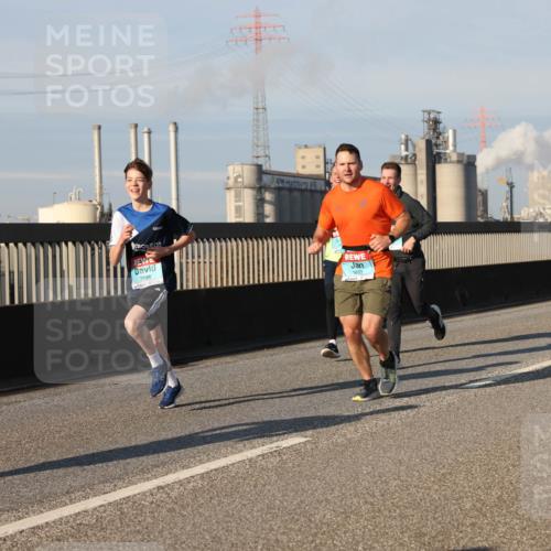 03.10.2025 - Köhlbrandbrückenlauf Lena Gebhardt http://msf.ph/oto/9128478 03.10.2025 09:48:18 Position 2 3196, 1622, 1312 meine-sportfotos.de