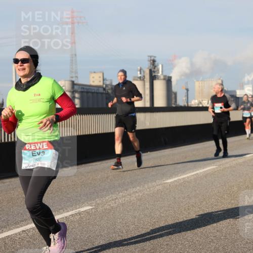 03.10.2025 - Köhlbrandbrückenlauf Lena Gebhardt http://msf.ph/oto/9128832 03.10.2025 09:48:31 Position 2 2822 meine-sportfotos.de