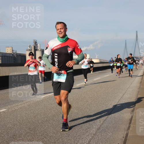 03.10.2025 - Köhlbrandbrückenlauf Lena Gebhardt http://msf.ph/oto/9129204 03.10.2025 09:48:46 Position 2  meine-sportfotos.de