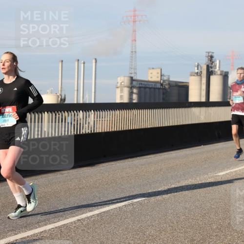 03.10.2025 - Köhlbrandbrückenlauf Lena Gebhardt http://msf.ph/oto/9130215 03.10.2025 09:49:22 Position 2 2698, 2743, 12 meine-sportfotos.de