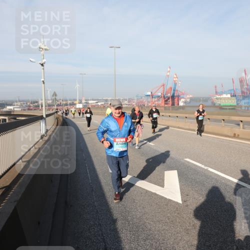 03.10.2025 - Köhlbrandbrückenlauf Yannick Fuchs http://msf.ph/oto/9130229 03.10.2025 09:02:36 Position 2 2487 meine-sportfotos.de