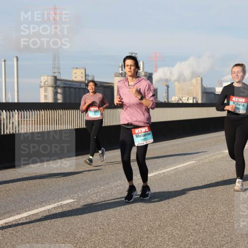 03.10.2025 - Köhlbrandbrückenlauf Lena Gebhardt http://msf.ph/oto/9130372 03.10.2025 09:49:28 Position 2 1424, 208 meine-sportfotos.de