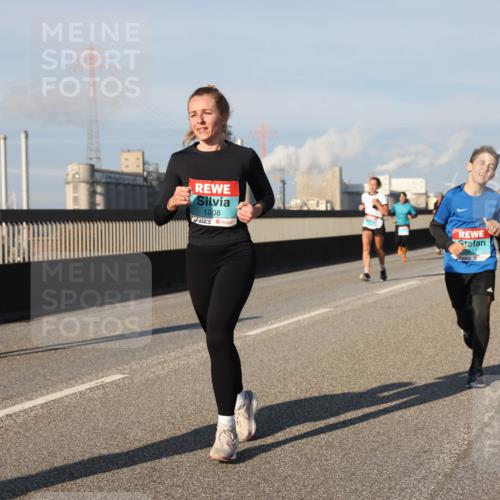 03.10.2025 - Köhlbrandbrückenlauf Lena Gebhardt http://msf.ph/oto/9130402 03.10.2025 09:49:29 Position 2 1208, 3497 meine-sportfotos.de