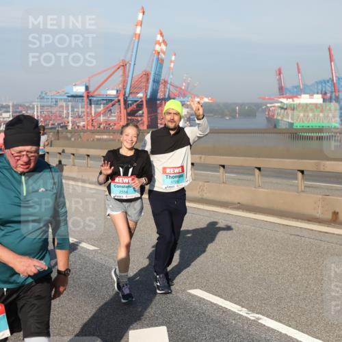 03.10.2025 - Köhlbrandbrückenlauf Yannick Fuchs http://msf.ph/oto/9130623 03.10.2025 09:03:02 Position 2 255, 3433, 2558, 1729 meine-sportfotos.de