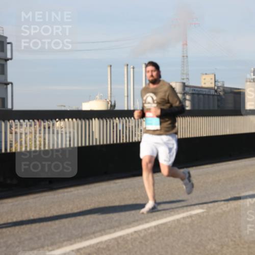 03.10.2025 - Köhlbrandbrückenlauf Lena Gebhardt http://msf.ph/oto/9130678 03.10.2025 09:49:39 Position 2  meine-sportfotos.de