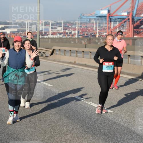 03.10.2025 - Köhlbrandbrückenlauf Yannick Fuchs http://msf.ph/oto/9130718 03.10.2025 09:03:06 Position 2 3373, 3374 meine-sportfotos.de