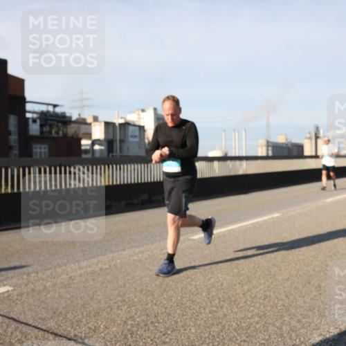 03.10.2025 - Köhlbrandbrückenlauf Lena Gebhardt http://msf.ph/oto/9130900 03.10.2025 09:49:44 Position 2  meine-sportfotos.de
