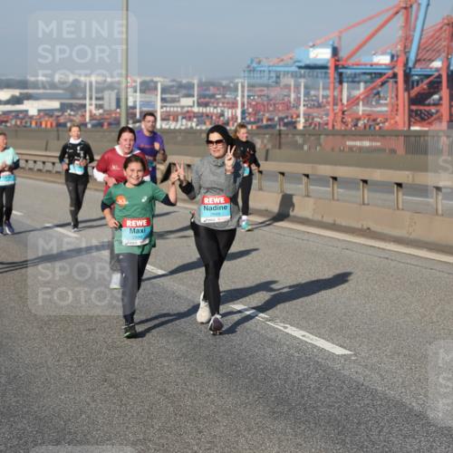 03.10.2025 - Köhlbrandbrückenlauf Yannick Fuchs http://msf.ph/oto/9130903 03.10.2025 09:03:13 Position 2 2898, 2899 meine-sportfotos.de
