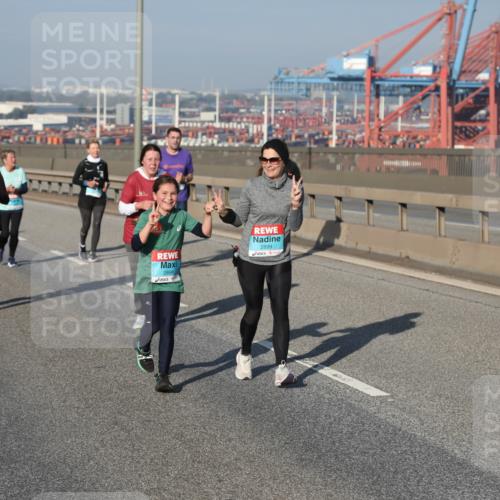 03.10.2025 - Köhlbrandbrückenlauf Yannick Fuchs http://msf.ph/oto/9130919 03.10.2025 09:03:14 Position 2 2898, 2899 meine-sportfotos.de