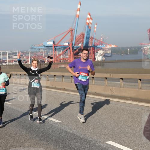 03.10.2025 - Köhlbrandbrückenlauf Yannick Fuchs http://msf.ph/oto/9131145 03.10.2025 09:03:20 Position 2 2927, 2926 meine-sportfotos.de