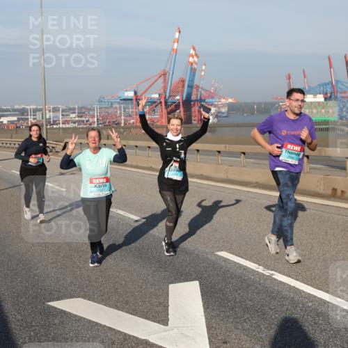 03.10.2025 - Köhlbrandbrückenlauf Yannick Fuchs http://msf.ph/oto/9131197 03.10.2025 09:03:22 Position 2 2927, 2928, 2988 meine-sportfotos.de