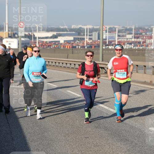 03.10.2025 - Köhlbrandbrückenlauf Yannick Fuchs http://msf.ph/oto/9131374 03.10.2025 09:03:30 Position 2 2597, 111, 3413, 3412 meine-sportfotos.de
