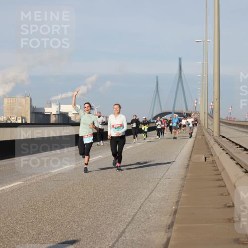 03.10.2025 - Köhlbrandbrückenlauf Lena Gebhardt http://msf.ph/oto/9131648 03.10.2025 09:50:04 Position 2  meine-sportfotos.de