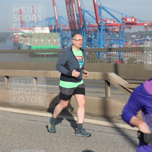 03.10.2025 - Köhlbrandbrückenlauf Yannick Fuchs http://msf.ph/oto/9131802 03.10.2025 09:03:52 Position 2 6, 11, 094 meine-sportfotos.de