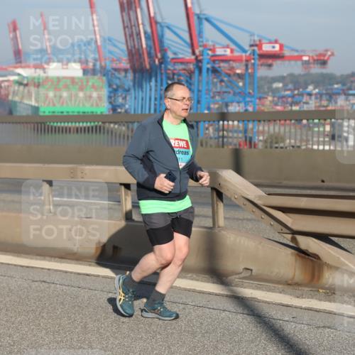 03.10.2025 - Köhlbrandbrückenlauf Yannick Fuchs http://msf.ph/oto/9131808 03.10.2025 09:03:52 Position 2 11 meine-sportfotos.de
