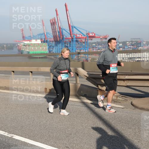 03.10.2025 - Köhlbrandbrückenlauf Yannick Fuchs http://msf.ph/oto/9132056 03.10.2025 09:04:00 Position 2 2548, 2182 meine-sportfotos.de