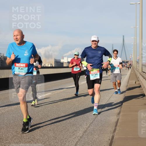 03.10.2025 - Köhlbrandbrückenlauf Lena Gebhardt http://msf.ph/oto/9132058 03.10.2025 09:50:18 Position 2 3250, 3300 meine-sportfotos.de