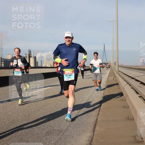 03.10.2025 - Köhlbrandbrückenlauf Lena Gebhardt http://msf.ph/oto/9132079 03.10.2025 09:50:18 Position 2 3250, 3278, 3300 meine-sportfotos.de