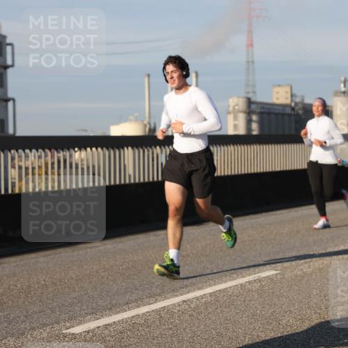 03.10.2025 - Köhlbrandbrückenlauf Lena Gebhardt http://msf.ph/oto/9132349 03.10.2025 09:50:25 Position 2  meine-sportfotos.de