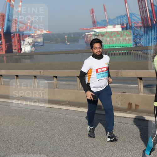 03.10.2025 - Köhlbrandbrückenlauf Yannick Fuchs http://msf.ph/oto/9132353 03.10.2025 09:04:22 Position 2 3347, 2547 meine-sportfotos.de