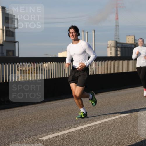 03.10.2025 - Köhlbrandbrückenlauf Lena Gebhardt http://msf.ph/oto/9132357 03.10.2025 09:50:25 Position 2  meine-sportfotos.de