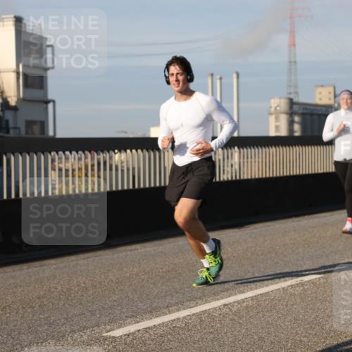 03.10.2025 - Köhlbrandbrückenlauf Lena Gebhardt http://msf.ph/oto/9132362 03.10.2025 09:50:25 Position 2  meine-sportfotos.de