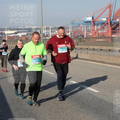 03.10.2025 - Köhlbrandbrückenlauf Yannick Fuchs http://msf.ph/oto/9132439 03.10.2025 09:04:32 Position 2 2480, 3349 meine-sportfotos.de