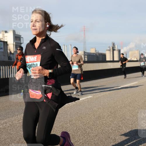 03.10.2025 - Köhlbrandbrückenlauf Lena Gebhardt http://msf.ph/oto/9132840 03.10.2025 09:50:44 Position 2  meine-sportfotos.de