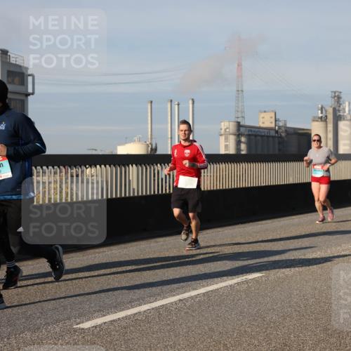 03.10.2025 - Köhlbrandbrückenlauf Lena Gebhardt http://msf.ph/oto/9133006 03.10.2025 09:50:54 Position 2 3121, 3119 meine-sportfotos.de