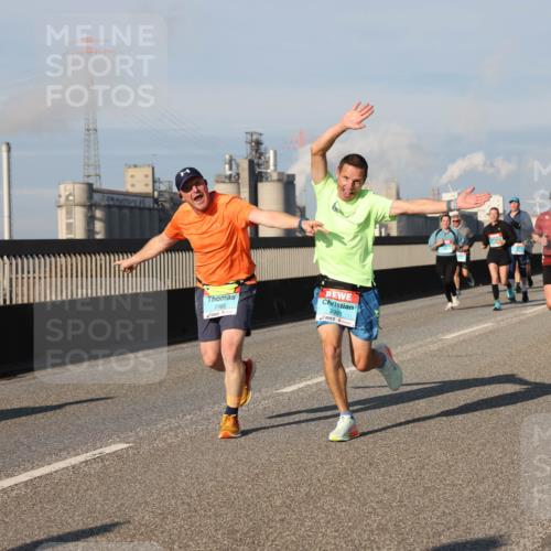 03.10.2025 - Köhlbrandbrückenlauf Lena Gebhardt http://msf.ph/oto/9133078 03.10.2025 09:51:00 Position 2 2983, 2981 meine-sportfotos.de