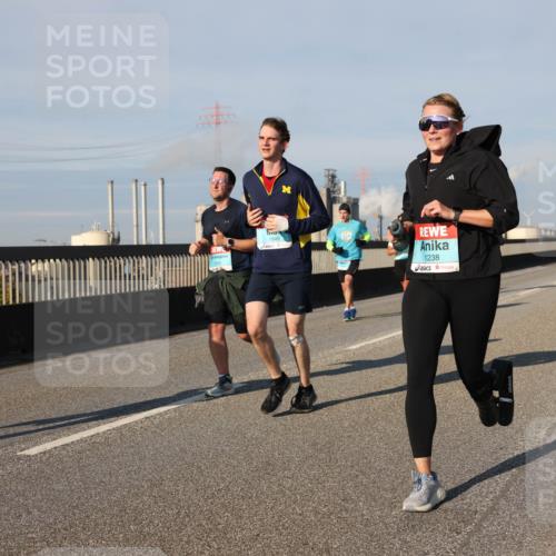 03.10.2025 - Köhlbrandbrückenlauf Lena Gebhardt http://msf.ph/oto/9133318 03.10.2025 09:51:13 Position 2 1902, 1849, 1238 meine-sportfotos.de