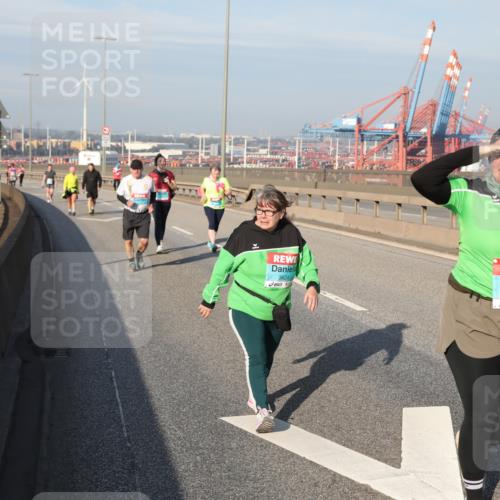 03.10.2025 - Köhlbrandbrückenlauf Yannick Fuchs http://msf.ph/oto/9133741 03.10.2025 09:06:35 Position 2 3624, 3629 meine-sportfotos.de