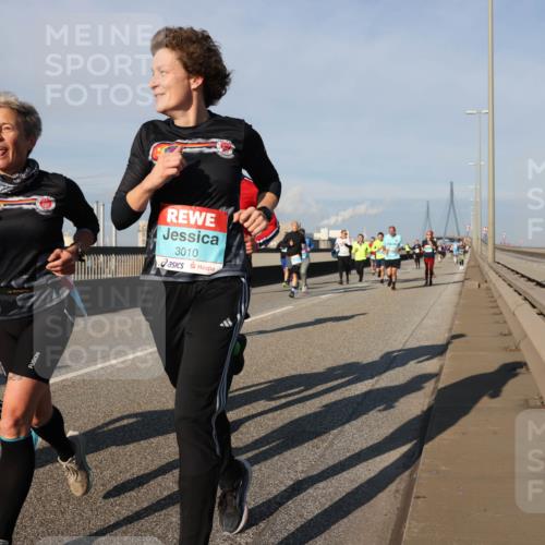 03.10.2025 - Köhlbrandbrückenlauf Lena Gebhardt http://msf.ph/oto/9133975 03.10.2025 09:52:04 Position 2 1355, 3010 meine-sportfotos.de