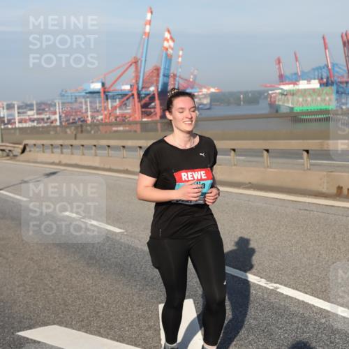 03.10.2025 - Köhlbrandbrückenlauf Yannick Fuchs http://msf.ph/oto/9133995 03.10.2025 09:07:11 Position 2  meine-sportfotos.de