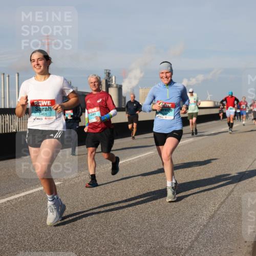 03.10.2025 - Köhlbrandbrückenlauf Lena Gebhardt http://msf.ph/oto/9134515 03.10.2025 09:52:41 Position 2 1401, 2, 3539 meine-sportfotos.de