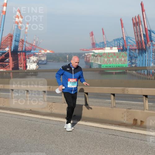 03.10.2025 - Köhlbrandbrückenlauf Yannick Fuchs http://msf.ph/oto/9134603 03.10.2025 09:10:01 Position 2 2623 meine-sportfotos.de